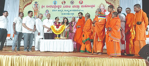 ಚಿಕ್ಕೋಡಿ ತಾಲೂಕಿನ ಯಡೂರ ಗ್ರಾಮದ ವೀರಭದ್ರ ಜಾತ್ರಾ ಮಹೋತ್ಸವ ಹಾಗೂ ಮಹಾ ರಥೋತ್ಸವ ಅಂಗವಾಗಿ ಏರ್ಪಡಿಸಿದ್ದ ಧರ್ಮ ಜಾಗೃತಿ ಕಾರ್ಯಕ್ರಮವನ್ನು ಶ್ರೀಶೈಲ ಪೀಠದ ಜಗದ್ಗುರು ಡಾ.ಚನ್ನಸಿದ್ಧರಾಮ ಪಂಡಿತಾರಾಧ್ಯ ಶಿವಾಚಾರ್ಯರು ಉದ್ಘಾಟಿಸಿದರು. ದುರ್ಯೋಧನ ಐಹೊಳೆ, ಪ್ರಕಾಶ ಹುಕ್ಕೇರಿ, ಕೆ.ಪಿ.ಮಗೆನ್ನವರ, ಈಶ್ವರ ಪಂಡಿತಾರಾಧ್ಯ ಶಿವಾಚಾರ್ಯರು, ಶ್ರೀಕಂಠ ಶಿವಾಚಾರ್ಯರು ಇತರರಿದ್ದರು.