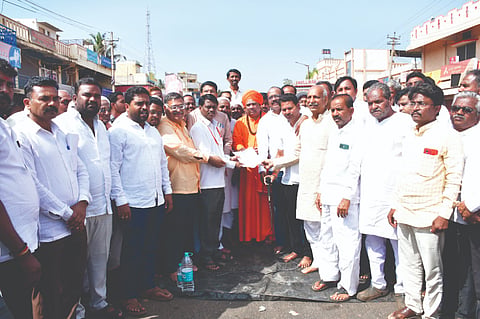 ಮುನವಳ್ಳಿ ತಾಲೂಕು ೂಷಣೆಗೆ ಆಗ್ರಹಿಸಿ ಕಂದಾಯ ಅಧಿಕಾರಿ ಸಂತೋಷ ಅವಜಿ ಅವರಿಗೆ  ಮನವಿ ಸಲ್ಲಿಸಲಾಯಿತು. ಮುರುಂದ್ರ ಶ್ರೀ, ಉಮೇಶ ಬಾಳಿ, ಅಂಬರೀಷ ಯಲಿಗಾರ, ಪಂಚನಗೌಡ ದ್ಯಾಮನಗೌಡರ, ನಿಂಗನಗೌಡ ಮಲಗೌಡ್ರ, ಪಂಚಪ್ಪ ಹನಸಿ, ಎಂ.ಕೆ.ಹಿರೇಮಠ, ಸಿ.ಬಿ.ಬಾಳಿ, ಚಂದ್ರು ಜಂಬ್ರಿ, ಕಲ್ಲಪ್ಪ ನಲವಡೆ, ಸುಭಾಸ ಗೀದಿಗೌಡ್ರ, ಇತರರಿದ್ದರು.ಚ