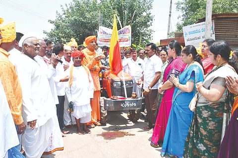 ಮುನವಳ್ಳಿಯಲ್ಲಿ ಹರಿನಾಮ ಸಪ್ತಾಹ ಅಂಗವಾಗಿ ಭಕ್ತರು ನೀಡಿದ ಹೊರಕಾಣಿಕೆ ಸಮರ್ಪಣೆ ಮೆರವಣಿಗೆಗೆ ಮುಕ್ತಾನಂದ ಸ್ವಾಮೀಜಿ ಚಾಲನೆ ನೀಡಿದರು. ಶೃತಿ ವೈದ್ಯ, ಶುಭಾ ಬ್ಯಾಹಟ್ಟಿ, ದೀಪಾ ಯಲಿಗಾರ, ಕಲ್ಲಪ್ಪ ಕಿತ್ತೂರ, ಪಂಚಪ್ಪ ಸುಣಗಾರ ಇತರರಿದ್ದರು.
