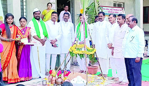ಮೂಡಲಗಿ ಪಟ್ಟಣದಲ್ಲಿ ಹಮ್ಮಿಕೊಂಡಿದ್ದ ಹಳ್ಳಿಯ ಸಂಸ್ಕೃತಿ ಸಂಭ್ರಮ ಕಾರ್ಯಕ್ರಮಕ್ಕೆ ಟಿ.ಎಸ್.ಒಂಟಗುಡಿ ಚಾಲನೆ ನೀಡಿದರು. ರಮೇಶ ಪಾಟೀಲ, ಶಬ್ಬೀರ್ ಢಾಂಗೆ, ಶಿವಾನಂದ ಸತ್ತಿಗೇರಿ, ಸತೀಶ ಗೋಟೂರೆ ಇತರರಿದ್ದರು.