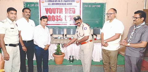 ರಾಮದುರ್ಗ ನಗರದ ಸಿ.ಎಸ್.ಬೆಂಬಳಗಿ ಮಹಾವಿದ್ಯಾಲಯದಲ್ಲಿ ಹಮ್ಮಿಕೊಂಡಿದ್ದ ಅಗ್ನಿ ವಿಪತ್ತು ಹಾಗೂ ತುರ್ತು ನಿರ್ವಹಣಾ ಪ್ರಾತ್ಯಕ್ಷಿಕೆ ಕಾರ್ಯಕ್ರಮವನ್ನು ಎಂ.ಎಂ.ಕವಡಿ ಉದ್ಘಾಟಿಸಿದರು. ಜಿ.ಎ.ಪೀರ್‌ಜಾದೆ, ಡಾ.ಪಿ.ಬಿ.ತೆಗ್ಗಿಹಳ್ಳಿ, ಎ.ಡಿ.ಕಾಮತ ಇತರರಿದ್ದರು.