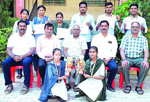 ರಾಮದುರ್ಗದ ಸಿ.ಎಸ್.ಬೆಂಬಳಗಿ ಮಹಾವಿದ್ಯಾಲಯದ ಆಡಳಿತ ಮಂಡಳಿಯೊಂದಿಗೆ ರಾಣಿಚನ್ನಮ್ಮ ವಿವಿಗೆ ಬ್ಲೂ ಆಗಿ ಮಿಂಚಿದ ವಿದ್ಯಾರ್ಥಿಗಳು. ಎಸ್.ಎಸ್.ಸುಲ್ತಾನಪುರ, ಆರ್.ಪಿ.ಜಗತಾಪ, ಡಾ.ಪಿ.ಬಿ.ತೆಗ್ಗಿಹಳ್ಳಿ ಇತರರಿದ್ದರು.