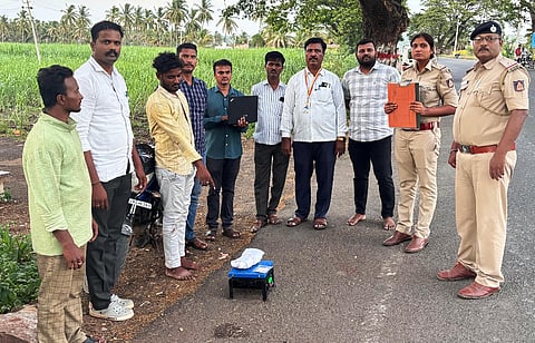 ರಾಮದುರ್ಗ ಪೊಲೀಸರು ಗಾಂಜಾ ವಶಕ್ಕೆ ಪಡೆದ ಸ್ಥಳದಲ್ಲಿ ಮಹಜರು ಮಾಡುತ್ತಿರುವುದು.