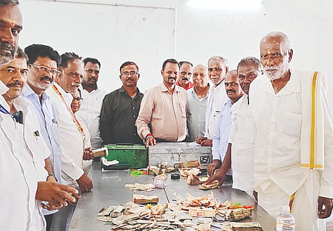  ಮಲೆ ಮಹದೇಶ್ವರ ಬೆಟ್ಟದ ಬಸ್ ನಿಲ್ದಾಣದ ವಾಣಿಜ್ಯ ಸಂಕೀರ್ಣದ  ಕೊಠಡಿಗೆ ಬುಧವಾರ ಹುಂಡಿ ಹಣ ಎಣಿಕೆ ಕಾರ್ಯ ನಡೆಯಿತು. ಪ್ರಾಧಿಕಾರದ ಕಾರ್ಯದರ್ಶಿ ರಘು, ನಾಮನಿರ್ದೇಶಿತ ಸದಸ್ಯ ಮರಿಸ್ವಾಮಿ, ಕಾಗಲವಾಡಿ, ಮಹದೇವಪ್ಪ, ಕೀಳನಪುರ, ಗಂಗನ ತಿಮ್ಮಯ್ಯ, ಮೆಲ್ಲಹಳ್ಳಿ , ಕುಮಾರ್ ವಿಜಯ್ ರಾವಂದೂರು ಇತರರಿದ್ದರು