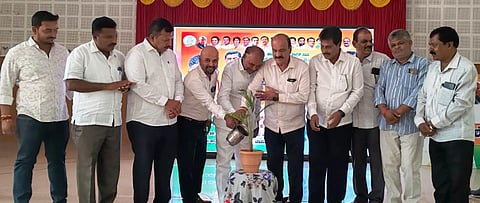 ಚಾಮರಾಜನಗರದ ಡಾ.ಬಿ.ಆರ್.ಅಂಬೇಡ್ಕರ್  ಭವನದಲ್ಲಿ ಜಿಲ್ಲಾ ಕಾಂಗ್ರೆಸ್ ಸಮಿತಿ, ಚಾಮರಾಜನಗರ ಗ್ರಾಮಾಂತರ ಹಾಗೂ ನಗರ ಬ್ಲಾಕ್ ವತಿಯಿಂದ ಮಂಗಳವಾರ ಆಯೋಜಿಸಿದ್ದ ಚಾಮರಾಜನಗರ ವಿಧಾನಸಭಾ ಕ್ಷೇತ್ರದ ವಿಶೇಷ ಮತದಾರರ ಪಟ್ಟಿ ಪರಿಷ್ಕರಣೆ ಕುರಿತು ಕಾರ್ಯಗಾರವನ್ನು ಶಾಸಕ ಸಿ. ಪುಟ್ಟರಂಗಶೆಟ್ಟಿ ಉದ್ಘಾಟಿಸಿದರು. ಜಿಲ್ಲಾ ಕಾಂಗ್ರೆಸ್ ಅಧ್ಯಕ್ಷ ಪಿ.ಮರಿಸ್ವಾಮಿ, ಉಪಾಧ್ಯಕ್ಷ ಬಿ.ಕೆ.ರವಿಕುಮಾರ್, ಮತದಾರರ ಜಾಗೃತಿ ಸಮಿತಿಯ  ಪೃಥ್ವಿಕುಮಾರ್, ಚುಡಾ ಅಧ್ಯಕ್ಷ ಮಹಮದ್ ಅಸ್ಗರ್, ಎ.ಎಸ್. ಗುರುಸ್ವಾಮಿ ಇತರರು ಇದ್ದರು.
