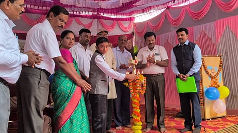  ಹನೂರು ಜಿ.ವಿ.ಗೌಡ ಸರ್ಕಾರಿ ಪದವಿ ಪೂರ್ವ ಕಾಲೇಜಿನಲ್ಲಿ ಮಾದಕ ವಸ್ತು ವ್ಯಸನ ವಿರೋಧಿ ಹಿನ್ನೆಲೆ ಜಾಗೃತಿ ಕಾರ್ಯಕ್ರಮ ನಡೆಯಿತು. ಆನಂದಮೂರ್ತಿ, ಸಾಹೇಬಗೌಡ, ಸುರೇಶ್ ಇತರರಿದ್ದರು. 