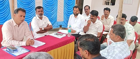  ಚಾಮರಾಜನಗರದ ಚಾಮುಂಡೇಶ್ವರಿ ವಿದ್ಯುತ್ ಸರಬರಾಜು ನಿಗಮದ ಉಪ ವಿಭಾಗ ಕಚೇರಿ ಆವರಣದಲ್ಲಿ ಮಂಗಳವಾರ ಏರ್ಪಡಿಸಿದ್ದ ಜನ ಸಂಪರ್ಕ ಸಭೆಯಲ್ಲಿ ಕಾರ್ಯನಿರ್ವಾಹಕ ಇಂಜಿನಿಯರ್ ಪ್ರದೀಪ್ ಸಾರ್ವಜನಿಕರ ದೂರುಗಳನ್ನು ಆಲಿಸಿದರು. ಸಿ.ಎಸ್.ಪ್ರವೀಣ್, ಚಂದ್ರನಾಯ್ಕ, ಮಹದೇವಸ್ವಾಮಿ, ಮಂಜುನಾತ್, ಮಂಜು ಹಾಜರಿದ್ದರು.