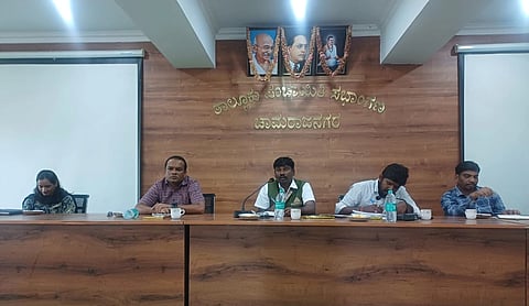 ಚಾಮರಾಜನಗರದ ತಾಲೂಕು ಪಂಚಾಯಿತಿ ಸಭಾಂಗಣದಲ್ಲಿ ಸಾಯಿ ಕರ್ಮಚಾರಿ ಆಯೋಗದ ಸದಸ್ಯ ಶಂಕರ್ ಅಂಕನಶೆಟ್ಟಿಪುರ ಅಧ್ಯಕ್ಷತೆಯಲ್ಲಿ ಬುಧವಾರ ಪೌರಕಾರ್ಮಿಕರೊಂದಿಗೆ ಸಂವಾದ ಮತ್ತು ಕುಂದು-ಕೊರತೆ ಸಭೆ ನಡೆಯಿತು. ಎಂ.ಎಸ್.ಗಿರಿಧರ್, ಮೇಘನಾ, ಜಬೀನಾಬಾನು, ಎಂ.ರಾಜೇಂದ್ರ ಇದ್ದರು.