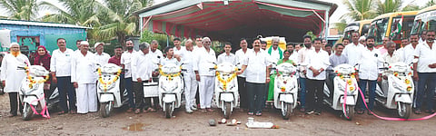 ರಾಯಬಾಗ ಪಟ್ಟಣದಲ್ಲಿ ಶಾಸಕ ದುರ್ಯೋಧನ ಐಹೊಳೆ ಅಂಗವಿಕಲರಿಗೆ ತ್ರಿಚಕ್ರ ವಾಹನ ವಿತರಿಸಿದರು. ಪೃಥ್ವಿರಾಜ ಜಾಧವ, ಸದಾಶಿವ ಘೋರ್ಪಡೆ, ಸದಾನಂದ ಹಳಿಂಗಳಿ ಇತರರಿದ್ದರು.