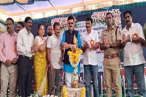 ಸಾಗರದ ಸರ್ಕಾರಿ ಪಿಯು ಕಾಲೇಜಿನಲ್ಲಿ ವಿವಿಧ ಚಟುವಟಿಕೆಗಳಿಗೆ ಶಾಸಕ ಗೋಪಾಲಕೃಷ್ಣ ಬೇಳೂರು ಚಾಲನೆ ನೀಡಿದರು. ಡಾ. ಬೆನಕಪ್ರಸಾದ್, ಬಿ.ಎ.ಇಂದೂಧರ, ಉಮೇಶ್, ಲೋಕೇಶ್ ಇತರರಿದ್ದರು.