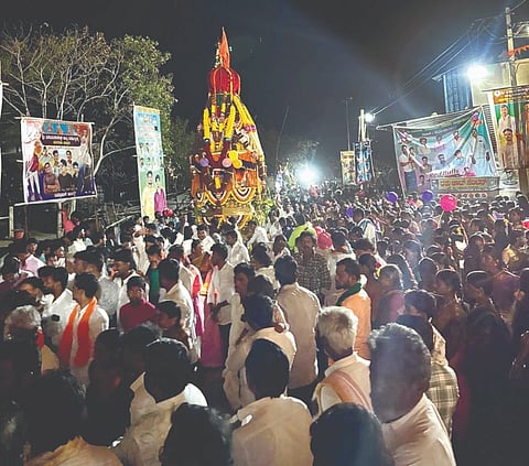 ಕಾನಿಹಾಳ ಗ್ರಾಮದಲ್ಲಿ ಉಟಕನೂರು ಶ್ರೀ ಮರಿಬಸಲಿಂಗ ತಾತನ ರಥೋತ್ಸವ ಅದ್ದೂರಿಯಾಗಿ ಜರುಗಿತು.