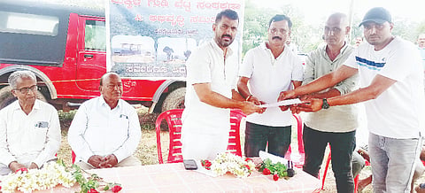 ಸೋಮವಾರಪೇಟೆ ತಾಲೂಕಿನ ಕಿರಗಂದೂರು ಗ್ರಾಮದ ಮಕ್ಕಳ ಗುಡಿ ಬೆಟ್ಟದಲ್ಲಿ ಆಯೋಜಿಸಿದ್ದ ಸಭೆಯಲ್ಲಿ ಅಭಿವೃದ್ಧಿಗೆ ಅನುದಾನ ಕೊಡಬೇಕೆಂದು ಶಾಸಕ ಡಾ. ಮಂತರ್ ಗೌಡ ಅವರಿಗೆ ಮನವಿ ಸಲ್ಲಿಸಿದರು. ಶಿವಕುಮಾರ್, ಚಂಗಪ್ಪ, ಮುತ್ತಣ್ಣ ಇದ್ದರು. 
