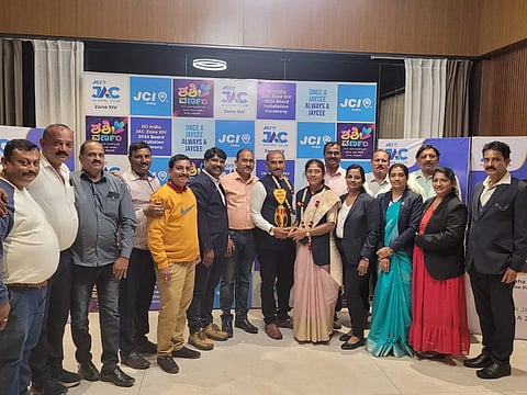 ಸೋಮವಾರಪೇಟೆ ಜೆಸಿಐ ಅಲುಮ್ನಿ ಕ್ಲಬ್ ತಂಡ ಮೈಸೂರಿನಲ್ಲಿ ನಡೆದ ವಲಯ 14 ರ ಸಮ್ಮೇಳನದಲ್ಲಿ ಅತ್ಯುತ್ತಮ ಜೆಸಿಐ ಅಲುಮ್ನಿ ತಂಡ ಪ್ರಶಸ್ತಿ ಪಡೆಯಿತು. ಆನಂದ್, ಮಮತಾ, ತೇಜಸ್ವಿ, ಅರುಣ್ ಇದ್ದರು.