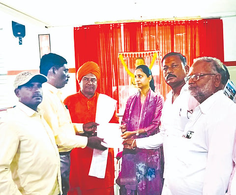ಪಾಂಡೆಗಾಂವ-ಕಂಗ್ನೋಳಿ ರಸ್ತೆ ಸುಧಾರಣೆಗೆ ಆಗ್ರಹಿಸಿ ಸಂಸದೆ ಪ್ರಿಯಾಂಕಾ ಜಾರಕಿಹೊಳಿಗೆ ಪಾಂಡೆಗಾಂವ ಗ್ರಾಮಸ್ಥರು ಮನವಿ ಸಲ್ಲಿಸಿದರು. ಸಚಿನ ಪಾಟೀಲ, ರಾಜಾರಾಮ ಅಠಾವಳೆ ಇತರರಿದ್ದರು.