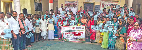 ತಾಳಿಕೋಟೆ ತಾಲೂಕಿನ ಬ.ಸಾಲವಡಗಿ ಗ್ರಾಮ ಪಂಚಾಯಿತಿಯಲ್ಲಿ ಜಾಬ್ ಕಾರ್ಡ್ ಮೇಳಕ್ಕೆ ತಾಪಂ ಇಒ ಅನುಸೂಯಾ ಚಲವಾದಿ ಚಾಲನೆ ನೀಡಿದರು. ಪಿ.ಎಸ್. ಕಸನಕ್ಕಿ, ಅನೀಲ ಬಿರಾದಾರ, ಮಲಕಪ್ಪ, ಎಸ್.ಜಿ. ಅಲ್ಲಾಪುರ  ಸೇರಿ ಸ್ವ-ಸಹಾಯ ಸಂಘಗಳ ಸದಸ್ಯರು ಹಾಗೂ ಗ್ರಾಮಸ್ಥರು ಉಪಸ್ಥಿತರಿದ್ದರು.