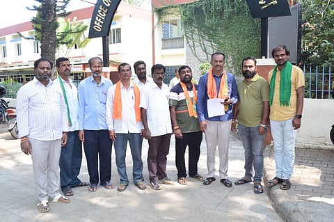  ಮತಾಂತರ ಸಂಬಂಧ ಕಾನೂನು ಕ್ರಮಕ್ಕೆ ಒತ್ತಾಯಿಸಿ ದೂರು ಸಲ್ಲಿಸಲು ಮಂಡ್ಯ ನಗರದ  ಎಸ್ಪಿ ಕಚೇರಿಗೆ ಬಿಜೆಪಿ ಕಾರ್ಯಕರ್ತರು ಆಗಮಿಸಿದರು. 