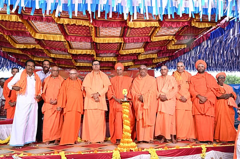 ಮೈಸೂರು ತಾಲೂಕಿನ ದೂರ ಗ್ರಾಮದಲ್ಲಿ ಸೋಮವಾರ ಆಯೋಜಿಸಿದ್ದ ಧಾರ್ಮಿಕ ಕಾರ್ಯಕ್ರಮವನ್ನು ಶ್ರೀ ಸಿದ್ಧಲಿಂಗ ಸ್ವಾಮೀಜಿ ಉದ್ಘಾಟಿಸಿದರು. ಶ್ರೀ ಡಾ. ಶರತ್ ಚಂದ್ರ ಸ್ವಾಮೀಜಿ ಇತರರಿದ್ದರು.