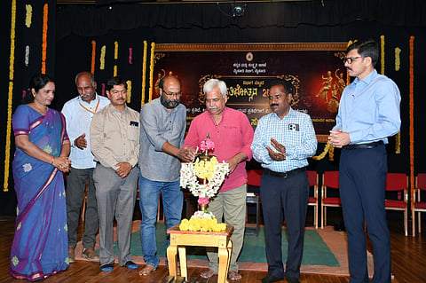  ವಿಭಾಗಮಟ್ಟದ ಎರಡು ದಿನಗಳ ಕಲಾ ಪ್ರತಿಭೋತ್ಸವ ಕಾರ್ಯಕ್ರಮವನ್ನು ಪ್ರಮೋದ್ ಶಿಗ್ಗಾವಿ ಉದ್ಘಾಟಿಸಿದರು. ಸತೀಶ್ ತಿಪಟೂರು, ವಿ.ಎನ್.ಮಲ್ಲಿಕಾರ್ಜುನಸ್ವಾಮಿ, ಡಾ.ಎಂ.ಡಿ ಸುದರ್ಶನ್ ಇತರರಿದ್ದರು.