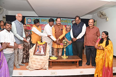 ಮೈಸೂರಿನ ಕೃಷ್ಣಮೂರ್ತಿಪುರಂನ ನಮನ ಕಲಾ ಮಂಟಪದಲ್ಲಿ ಗುರುವಾರ ಆಯೋಜಿಸಿದ್ದ ಕನ್ನಡ ರಾಜ್ಯೋತ್ಸವ ಹಾಗೂ ನಾಲ್ವಡಿ ಕೃಷ್ಣರಾಜ ಒಡೆಯರ್ ಕುರಿತ ರಾಜ್ಯಮಟ್ಟದ ಕವಿಗೋಷ್ಠಿಯನ್ನು ಕನ್ನಡ ಸಾಹಿತ್ಯ ಪರಿಷತ್ ಜಿಲ್ಲಾಧ್ಯಕ್ಷ ಮಡ್ಡೀಕೆರೆ ಗೋಪಾಲ್ ಉದ್ಘಾಟಿಸಿ ದರು. ಡಾ.ನಾಗರಾಜು ವಿ. ಭೈರಿ,  ಡಾ.ನಾ. ಗಂಗಾಧರಪ್ಪ, ಶ್ರೀಕಂಠೇಶ್ ಪರಿಸರಪ್ರಿಯ, ಶ್ರೀಮತಿ ಪ್ರಭಾಶಾಸ್ತ್ರಿ ಜೋಶ್ಯುಲ ಹಾಗೂ ಇತರರು ಇದ್ದರು.