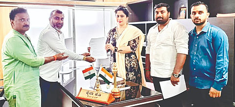 ಬೃಹತ್ ಮೈಸೂರು ಮಹಾನಗರ ಪಾಲಿಕೆ ವಿಸ್ತರಣೆಯನ್ನು ವೈಜ್ಞಾನಿಕವಾಗಿ ಮಾಡುವಂತೆ ಕೋರಿ ಮೈಸೂರಿನ ಪ್ರಜ್ಞಾವಂತ ನಾಗರಿಕರು ಮತ್ತು ನಾಗರಿಕ ಸಮಾಜದ ಸಂಘಟನೆಗಳ ಒಕ್ಕೂಟದಿಂದ ಸರ್ಕಾರಕ್ಕೆ ಮನವಿ ಸಲ್ಲಿಸಲಾಯಿತು. ಡಾ.ಸುಶ್ರುತಗೌಡ, ಕೆ.ಡಿ.ಶೈಲಾ ಇತರರಿದ್ದರು.