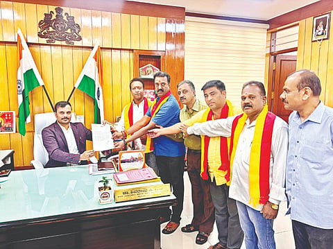 ರೈಲ್ವೆ ಇಲಾಖೆ ಪರೀಕ್ಷೆಗಳನ್ನು ಕನ್ನಡದಲ್ಲಿ ನಡೆಸುವಂತೆ ಆಗ್ರಹಿಸಿ ಕರ್ನಾಟಕ ಹಿತರಕ್ಷಣಾ ವೇದಿಕೆಯಿಂದ ಜಿಲ್ಲಾಡಳಿತ ಮೂಲಕ ಕೇಂದ್ರ ಸರ್ಕಾರಕ್ಕೆ ಮನವಿ ಸಲ್ಲಿಸಲಾಯಿತು. ವಿನಯ್‌ಕುಮಾರ್, ನಜರ್‌ಬಾದ್  ನಟರಾಜ್, ಕರ್ನಾಟಕ ಹಿತರಕ್ಷಣಾ ವೇದಿಕೆಯ ಎಸ್.ಎನ್.ರಾಜೇಶ್, ಲೋಕೇಶ್ ಇತರರು ಇದ್ದರು.