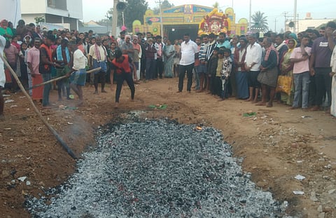   ಗಂಡಸಿ ಹಳೇ ಸಂತೆ ಮೈದಾನದ ಶ್ರೀ ಶನೈಶ್ಚರ ಸ್ವಾಮಿ ಜಾತ್ರಾ ಮಹೋತ್ಸವದ ಅಂಗವಾಗಿ ಮಂಗಳವಾರ ನಡೆದ ಕೆಂಡೋತ್ಸವದಲ್ಲಿ ಭಕ್ತರು ಸೇವೆ ಸಮರ್ಪಿಸುತ್ತಿರುವುದು. 
