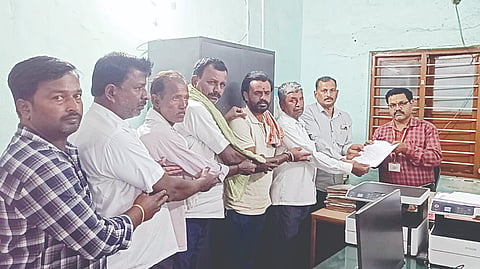 ಮೈಸೂರು ನಗರಪಾಲಿಕೆಯಿಂದ ಉದ್ದೇಶಿತ ಕಟ್ಟಡ ತ್ಯಾಜ್ಯ ಸಂಸ್ಕರಣ ಘಟಕ ಬೇರೆಡೆ ಸ್ಥಳಾಂತರಿಸುವಂತೆ ಆಗ್ರಹಿಸಿ ಹಂಚ್ಯಾ ಗ್ರಾಮಸ್ಥರು,  ರಮ್ಮನಹಳ್ಳಿ ಪಟ್ಟಣ ಪಂಚಾಯಿತಿ ಮೂಲಕ ಸರ್ಕಾರಕ್ಕೆ ಮನವಿ ಸಲ್ಲಿಸಿದರು. ಶ್ರೀನಿವಾಸ್, ಎಚ್.ವಿ.ವೆಂಕಟೇಗೌಡ, ಬೋರೇಗೌಡ, ತಮ್ಮೇಗೌಡ, ಮಹದೇವು, ಉಮೇಶ್, ಗವಿಸಿದ್ದೇಗೌಡ, ಸಿ.ಕುಮಾರ, ಅನಿಲ್ ಕುಮಾರ ಇತರರು ಇದ್ದರು.