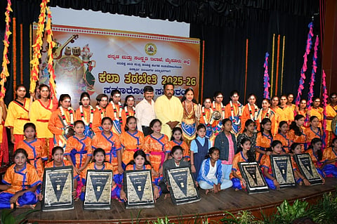 ಕಲಾಮಂದಿರದಲ್ಲಿ ಶನಿವಾರ ಆಯೋಜಿಸಿದ್ದ ಕಲಾ ತರಬೇತಿ ಸಮಾರೋಪ ಕಾರ್ಯಕ್ರಮದಲ್ಲಿ ಪಾಲ್ಗೊಂಡಿದ್ದ ಹಾಸ್ಟೆಲ್ ವಿದ್ಯಾರ್ಥಿಗಳು.