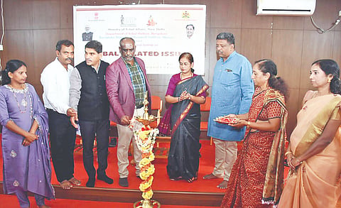 ನಗರದ ಕರ್ನಾಟಕ ರಾಜ್ಯ ಬುಡಕಟ್ಟು ಸಂಶೋಧನಾ ಸಂಸ್ಥೆಯಲ್ಲಿ ಆಯೋಜಿಸಿದ್ದ ಕಾರ್ಯಕ್ರಮವನ್ನು ಪ್ರೊ.ಜೆ.ಸೋಮಶೇಖರ್ ಉದ್ಘಾಟಿಸಿದರು. ಸಿ.ಶಿವಕುಮಾರ್. ಎಚ್.ಎಸ್.ಗಿರಿಜಾಂಬ, ಡಾ.ಕೆ.ವಿ.ಕೃಷ್ಣಮೂರ್ತಿ, ಡಾ. ಮೋಹನ್‌ಕುಮಾರ್, ಡಾ.ಕಲಾವತಿ, ಬಿ.ಆರ್.ಭವ್ಯಾ, ಎಂ.ವಿ.ನಾಗರತ್ನಾ ಇತರರು ಇದ್ದರು.