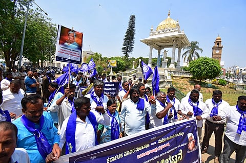 ಒಳಮೀಸಲಾತಿ ಜಾರಿಗೊಳಿಸುವಂತೆ ಒತ್ತಾಯಿಸಿ ಮಾದಿಗ ಸಂಘಟನೆಗಳ ಒಕ್ಕೂಟದಿಂದ ಪ್ರತಿಭಟನಾ ಮೆರವಣಿಗೆ ನಡೆಯಿತು. 
