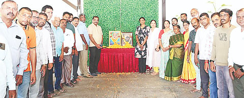 ವೀರ ಸಾವರ್ಕರ್ ಯುವ ಬಳಗದಿಂದ ನಗರದಲ್ಲಿ ಅಂತಾರಾಷ್ಟ್ರೀಯ ಮಹಿಳಾ ದಿನಾಚರಣೆ ಅಂಗವಾಗಿ ರಾಜಮಾತೆ ಕೆಂಪನಂಜಮಣ್ಣಿ ಅವರನ್ನು ಸ್ಮರಣೆ ನಡೆಯಿತು. ಡಾ.ಈ.ಸಿ.ನಿಂಗರಾಜ್‌ಗೌಡ, ಪರಮೇಶ್‌ಗೌಡ, ಬಾಲಣ್ಣ, ಸಂದೇಶ್, ಉಮೇಶ್, ಪ್ರಮೋದ್ ಗೌಡ, ಭೈರಪ್ಪ, ಗಂಗಣ್ಣ, ಗೋಪಾಲ್, ಅಶ್ವಥ್, ಜಯಪ್ಪ, ಕೆ.ಎನ್.ಸಂತೋಷ್, ಮಂಜುನಾಥ್ ಎಸ್.ಗೌಡ, ವಸಂತ ಮನೀಶ್, ಚೇತನ್‌ಗೌಡ ಇತರರಿದ್ದರು.