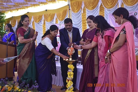 ಮಹಿಳಾ ದಿನಾಚರಣೆ ಅಂಗವಾಗಿ ವಿಶ್ವೇಶ್ವರಯ್ಯ ತಾಂತ್ರಿಕ ವಿಶ್ವವಿದ್ಯಾಲಯ ಮೈಸೂರು ಕೇಂದ್ರದಿಂದ ಆಯೋಜಿಸಿದ್ದ ‘ಅಭಿವ್ಯಕ್ತಿ ಸಂಹಿತೆ’ ಕಾರ್ಯಕ್ರಮದಲ್ಲಿ ಎಂ.ಕೆ.ಸವಿತಾ, ಡಾ.ಸಂಧ್ಯಾ ಆರ್.ಅನ್ವೇಕರ್, ಡಾ.ಎಚ್.ಎಂ.ನಂಜುಂಡಸ್ವಾಮಿ, ಡಾ.ಆರ್.ಪುಷ್ಪಲತಾ, ಪಿ.ಪ್ರಕೃತಿ, ಶ್ರೀದೇವಿ ಇದ್ದರು.