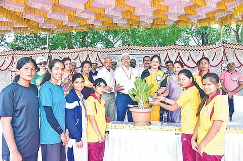  ಓವೆಲ್ ಮೈದಾನದಲ್ಲಿ ಗುರುವಾರ ಆಯೋಜಿಸಿದ್ದ  ಕ್ರೀಡಾಕೂಟದಲ್ಲಿ ಓಟದ ಸ್ಪರ್ಧೆಯಲ್ಲಿ ನಿರತವಾಗಿರುವ ಮಹಾರಾಣಿ ಮಹಿಳಾ ವಿಜ್ಞಾನ ಕಾಲೇಜಿನ ವಿದ್ಯಾರ್ಥಿನಿಯರು.