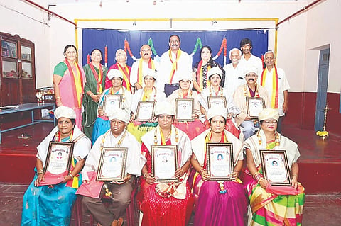 ಹಿರಣ್ಮಯಿ ಪ್ರತಿಷ್ಠಾನ ಮತ್ತು ಕಾವೇರಿ ಬಳಗದಿಂದ ನಗರದಲ್ಲಿ ಆಯೋಜಿಸಿದ್ದ ಕಾರ್ಯಕ್ರಮದಲ್ಲಿ ವಿವಿಧ ಶಾಲಾ ಶಿಕ್ಷಕರಿಗೆ ‘ಜೀವನದಿ ಕಾವೇರಿ ಪ್ರಶಸ್ತಿ’ ಪ್ರದಾನ ಮಾಡಲಾಯಿತು. ಡಾ.ಎನ್.ಪ್ರಭಾ, ಪುರುಷೋತ್ತಮ್, ಕಾವೇರಮ್ಮ, ಸಂಗಪ್ಪ, ಎಸ್.ಬಾಲಕೃಷ್ಣ, ಮುರಳೀಧರ, ಸಂಗಪ್ಪ ಇತರರು ಇದ್ದರು.
