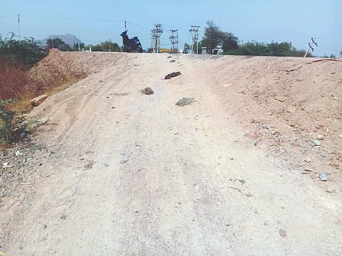 ಯಾದಗಿರಿ ನಗರದ ಹೊರ ವಲಯದ ಭೀಮಾ ನದಿಗೆ ಹೋಗುವ ರಸ್ತೆ ಇಳಿಜಾರಿನಿಂದ ಕೂಡಿರುವುದು.