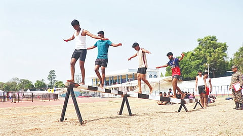   ಚಾಮುಂಡಿವಿಹಾರ ಕ್ರೀಡಾಂಗಣದಲ್ಲಿ ಭಾರತೀಯ ಸೇನೆಯ ಅಗ್ನಿವೀರ್ ನೇಮಕಾತಿ ರ‌್ಯಾಲಿಯಲ್ಲಿ ಅಭ್ಯರ್ಥಿಗಳ ದೈಹಿಕ ಪರೀಕ್ಷೆ ನಡೆಸಲಾಯಿತು.