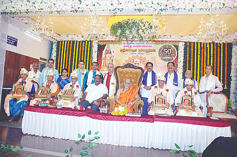 ನಗರದ ಶ್ರೀಕೃಷ್ಣಧಾಮದಲ್ಲಿ ಆಯೋಜಿಸಿದ್ದ ಶ್ರೀಕೃಷ್ಣಧಾಮದ ಸುವರ್ಣ ಸಂಭ್ರಮ ಸಮಾರೋಪ ಸಮಾರಂಭದಲ್ಲಿ ಮಂಡಳಿ ಏಳಿಗೆಗಾಗಿ ಶ್ರಮಿಸಿದವರನ್ನು ಸನ್ಮಾನಿಸಲಾಯಿತು. ಶ್ರೀಸುಗುಣೇಂದ್ರ ತೀರ್ಥ ಸ್ವಾಮೀಜಿ,  ಕೆ.ಹರೀಶ್‌ಗೌಡ, ರವಿಶಾಸ್ತ್ರಿ, ಪಿ.ಎಸ್. ಶೇಖರ್,  ಕೆ.ವಿ. ಶ್ರೀಧರ್, ಎನ್.ಗೋಪಾಲಕೃಷ್ಣ, ಶ್ರೀವತ್ಸರಾವ್, ಪಿ.ಜಿ. ಗುರುಪ್ರಸಾದ್ ಇತರರು ಇದ್ದರು