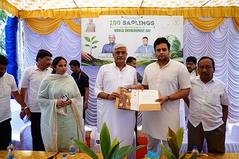 ಸಂಸದ ಯದುವೀರ ಕೃಷ್ಣದತ್ತ ಚಾಮರಾಜ್ ಒಡೆಯರ್ ಅವರು ಕೇಂದ್ರ ಪ್ರವಾಸೋದ್ಯಮ ಸಚಿವ ಗಜೇಂದ್ರ ಸಿಂಗ್ ಶೇಖಾವತ್ ಅವರನ್ನು ಭೇಟಿಯಾಗಿ ಮನವಿ ಸಲ್ಲಿಸಿದರು.