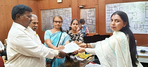 ಗಂಗೋತ್ರಿ ಬಡಾವಣೆಯ ನಿವಾಸಿಗಳು ಸೋಮವಾರ ನಗರ ಪಾಲಿಕೆ ಹೆಚ್ಚುವರಿ ಆಯುಕ್ತರಿಗೆ ಮನವಿ ಸಲ್ಲಿಸಿದರು. ಸೀಮಾ, ಆಸಿಯಾ ಬೇಗಂ, ರಘುಪತಿ, ಸುಮಾ ಇದ್ದರು.