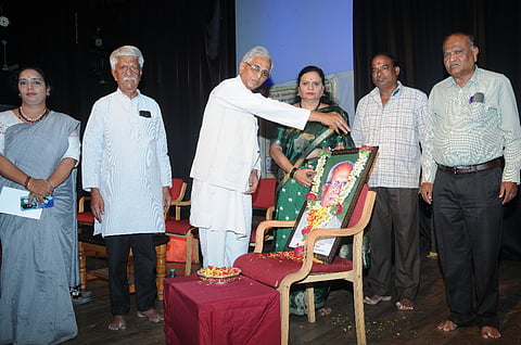ನಗರದ ಕಿರುರಂಗಮಂದಿರದಲ್ಲಿ ಆಯೋಜಿಸಿದ್ದ ಏಕವ್ಯಕ್ತಿ ನಾಟಕೋತ್ಸವವನ್ನು ಚಿಂತಕ ನಾ.ದಿವಾಕರ್ ಉದ್ಘಾಟಿಸಿದರು. ಎನ್.ಎಸ್.ಗೋಪಿನಾಥ್, ಡಾ.ಸುಜಾತಾ ಅಕ್ಕಿ ಇತರರಿದ್ದರು
