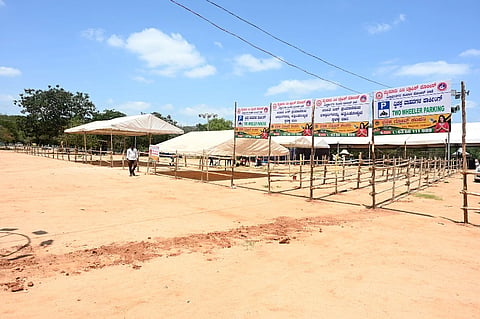 ಆಷಾಢ ಶುಕ್ರವಾರ ಹಿನ್ನೆಲೆಯಲ್ಲಿ ನಗರದ ಲಲಿತಮಹಲ್ ಹೆಲಿಪ್ಯಾಡ್‌ನಲ್ಲಿ ಕೈಗೊಂಡಿರುವ ಸಿದ್ಧತೆ