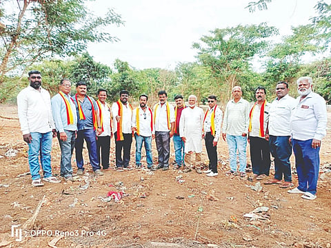  ದಸರಾದಲ್ಲಿ ಕಂಬಳ ಕ್ರೀಡೆ ಆಯೋಜನೆ ಕೈಬಿಡಬೇಕೆಂದು ಆಗ್ರಹಿಸಿ ಕನ್ನಡಾಂಬೆ ರಕ್ಷಣಾ ವೇದಿಕೆ, ಮೈಸೂರು ಹೃದಯವಂತ ಕನ್ನಡಿಗರ ಬಳಗದಿಂದ ಪ್ರತಿಭಟನೆ ನಡೆಯಿತು. ರಾಜಶೇಖರ್, ಡಿಪಿಕೆ ಪರಮೇಶ್, ಹರೀಶ್, ಸೋಮು, ಕುಮಾರ್ ಇನ್ನಿತರರಿದ್ದರು.