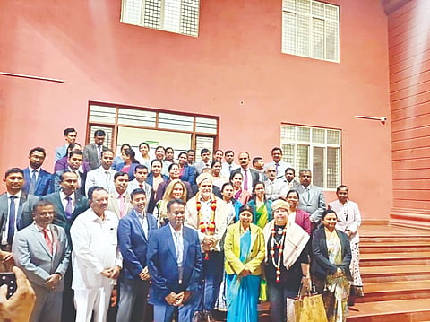 ಮೈಸೂರಿನ ನ್ಯಾಯಾಲಯಕ್ಕೆ ಅಂತಾರಾಷ್ಟ್ರೀಯ ನ್ಯಾಯಾಲಯದ ನಿಯೋಗ ಬುಧವಾರ ಭೇಟಿ ನೀಡಿತ್ತು. ಲಿಯೊನಾರ್ಡೊ ನೆಮರ್ ಕಾಲೇರಾ ಬ್ರಾಂಟ್, ಜಾಯ್ಸ ಕೋಸ್ಟಾ, ಉಷಾರಾಣಿ,  ನಾಗರಾಜ ಸಿದ್ದಪ್ಪ ಅಂಕಸದೊಡ್ಡ, ಎಸ್.ಲೋಕೇಶ್ ಇತರರಿದ್ದರು.