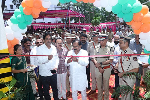 ಬೆಳಗಾವಿಯಲ್ಲಿ ಶುಕ್ರವಾರ ನೂತನ ಪೊಲೀಸ್ ವಸತಿ ಗೃಹಗಳನ್ನು ಸಚಿವ ಡಾ.ಜಿ.ಪರಮೇಶ್ವರ ಉದ್ಘಾಟಿಸಿದರು. 