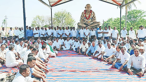 ಅರಸೀಕೆರೆ ತಾಲೂಕಿನ ಗೀಜಿಹಳ್ಳಿ ಪಂಚಾಯಿತಿ ವ್ಯಾಪ್ತಿಯ ಕಸ್ತೂರಿ ಬಾ ಶಿಬಿರದಲ್ಲಿ ಆಯೋಜಿಸಿದ್ದ ಪ್ರತಿಭಟನೆಯಲ್ಲಿ ಶಾಸಕ ಶಿವಲಿಂಗೇಗೌಡ, ಸಮೀವುಲ್ಲಾ, ಶ್ರೀನಿವಾಸ್ ಚಂದ್ರಶೇಖರ್, ಶಶಿಧರ್, ದರ್ಶನ್ ಇತರರು ಇದ್ದರು.
