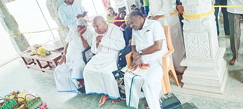 ಹೊಳೆನರಸೀಪುರ ಪಟ್ಟಣದ ಶ್ರೀ ಚತುರ್ಬುಜ ಪಟ್ಟಾಭಿರಾಮ ದೇವಾಲಯದ ಶ್ರೀ ನೀಲಕಂಠೇಶ್ವರ ಸ್ವಾಮಿಗೆ  ಮಾಜಿ ಪ್ರಧಾನಿ ಎಚ್.ಡಿ.ದೇವೇಗೌಡ, ಕೇಂದ್ರ ಸಚಿವ ಎಚ್ ಡಿ ಕುಮಾರಸ್ವಾಮಿ, ಮಾಜಿ ಸಚಿವ ಶಾಸಕ ಎಚ್.ಡಿ. ರೇವಣ್ಣ ವಿಶೇಷ ಪೂಜೆ ಸಲ್ಲಿಸಿದರು.  