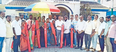 ಪಟ್ಟಣದ ಪಟ್ಟಣ ಪಂಚಾಯಿತಿ ಕಾರ್ಯಾಲಯದ ಆವರಣದಲ್ಲಿ ಶನಿವಾರ ಪಟ್ಟಣ ಪಂಚಾಯಿತಿಯ ಸ್ವಚ್ಛ ಭಾರತ್ ಮಿಷಿನ್ ಅಭಿಯಾನದ ವತಿಯಿಂದ ನಡೆದ ಛತ್ರಿ ವಿತರಣೆ ಕಾರ್ಯಕ್ರಮದಲ್ಲಿ ಶಾಸಕ ಸಿಮೆಂಟ್ ಮಂಜು ಭಾಗವಹಿಸಿ ಛತ್ರಿ ವಿತರಣೆ ಮಾಡಿದರು. 