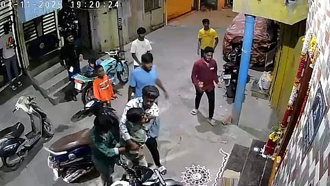 ಪೊಲೀಸರಿಗೆ ದೂರು ನೀಡಿದ್ದಕ್ಕೆ ಗೂಂಡಾಗಿರಿ ಪ್ರದರ್ಶಿಸಿದ ಪುಡಿರೌಡಿಗಳ ದೃಶ್ಯ ಸಿಸಿಟಿವಿಯಲ್ಲಿ ಸೆರೆಯಾಗಿರುವುದು. 