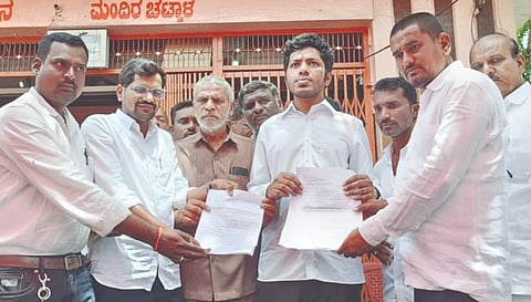 ಔರಾದ್​ ತಾಲೂಕಿನ ಶೆಂಬೆಳ್ಳಿ&ಚಟ್ನಾಳದಲ್ಲಿ ಅಗತ್ಯ ಮೂಲಸೌಕರ್ಯಗಳಿಗೆ ಅನುದಾನ ಒದಗಿಸುವಂತೆ ಸಂಸದ ಸಾಗರ್​ ಖಂಡ್ರೆ ಅವರಿಗೆ ಗ್ರಾಮಸ್ಥರು ಮನವಿ ಮಾಡಿದರು. ದತ್ತಾತ್ರಿ ಪಾಟೀಲ್​, ಸಂದೀಪ ಮೂಲಗೆ, ಬಾಲಾಜಿ ಕುಂಬಾರ, ಮಹಾದೇವ ಮಸೂರೆ, ಬಾಲಾಜಿ ಪಾಟೀಲ್​, ಚಿರಂಜೀವಿ ಪಾಟೀಲ್​, ಸಂಗಮೇಶ ಬಂಡೆ, ಮಹಾದೇವ ದೇಶಮುಖ ಇತರರಿದ್ದರು.