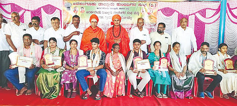 ಅರಕಲಗೂಡು ತಾಲೂಕಿನ ಗಡಿಭಾಗದ ಶಿರಂಗಾಲ ಗ್ರಾಮದಲ್ಲಿ ತಾಲೂಕು ಕುಂಚಿಟಿಗ ಸಂಘದ ವತಿಯಿಂದ ಆಯೋಜಿಸಿದ್ದ ಸಂಘದ 12ನೇ ವಾರ್ಷಿಕೋತ್ಸವ, ಪ್ರತಿಭಾ ಪುರಸ್ಕಾರ ಮತ್ತು ಕೇಂದ್ರ ಒಬಿಸಿ ಮೀಸಲು ಹಕ್ಕೊತ್ತಾಯ ಸಭೆಯಲ್ಲಿ ಪ್ರತಿಭಾವಂತ ವಿದ್ಯಾರ್ಥಿಗಳು ಮತ್ತು ಪಾಲಕರನ್ನು ಸನ್ಮಾನಿಸಲಾಯಿತು. ಶ್ರೀ ಶಾಂತವೀರ ಸ್ವಾಮೀಜಿ, ಶ್ರೀ ಸದಾಶಿವ ಸ್ವಾಮೀಜಿ, ರಂಗಹನುಮಯ್ಯ, ಎಂ.ಟಿ.ಪಾಂಡುರಂಗ, ಅಣ್ಣೇಗೌಡ ಇತರರಿದ್ದರು.